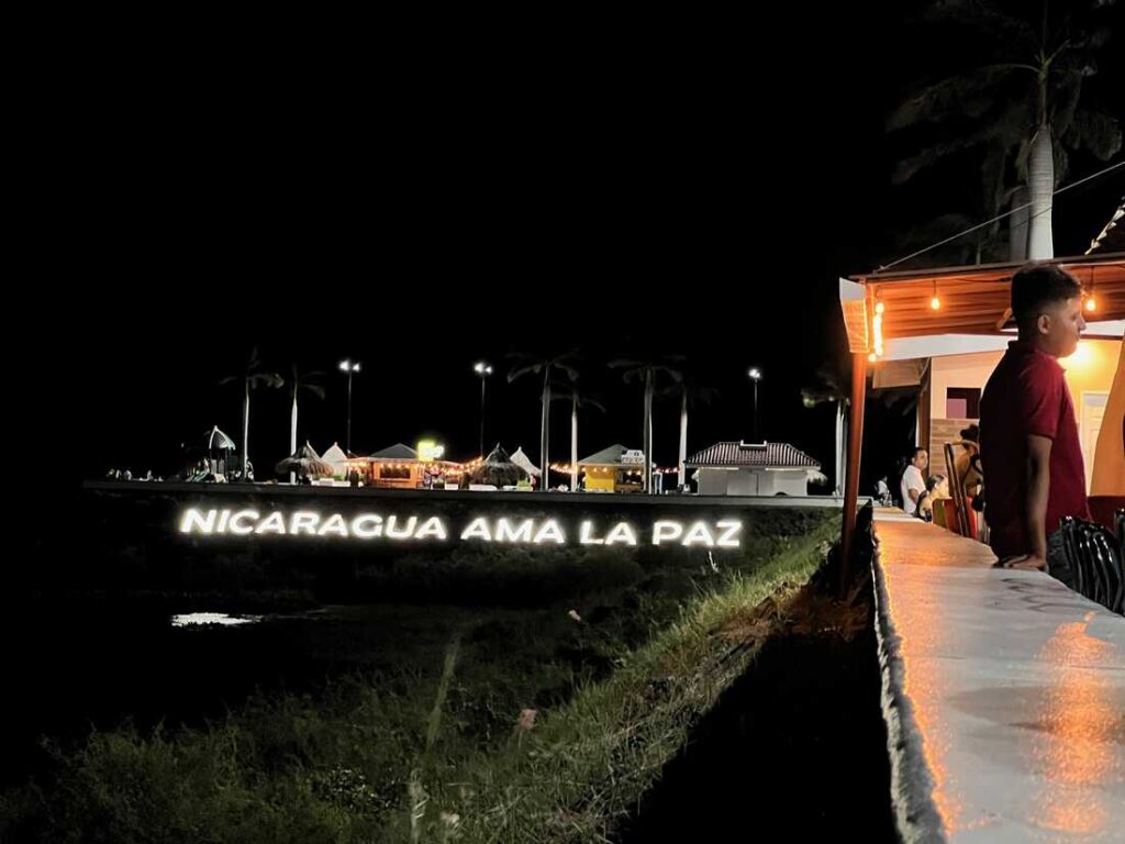Una mirada poco común a la dictadura nicaragüense gobernada por Daniel Ortega: Arriba: NPR