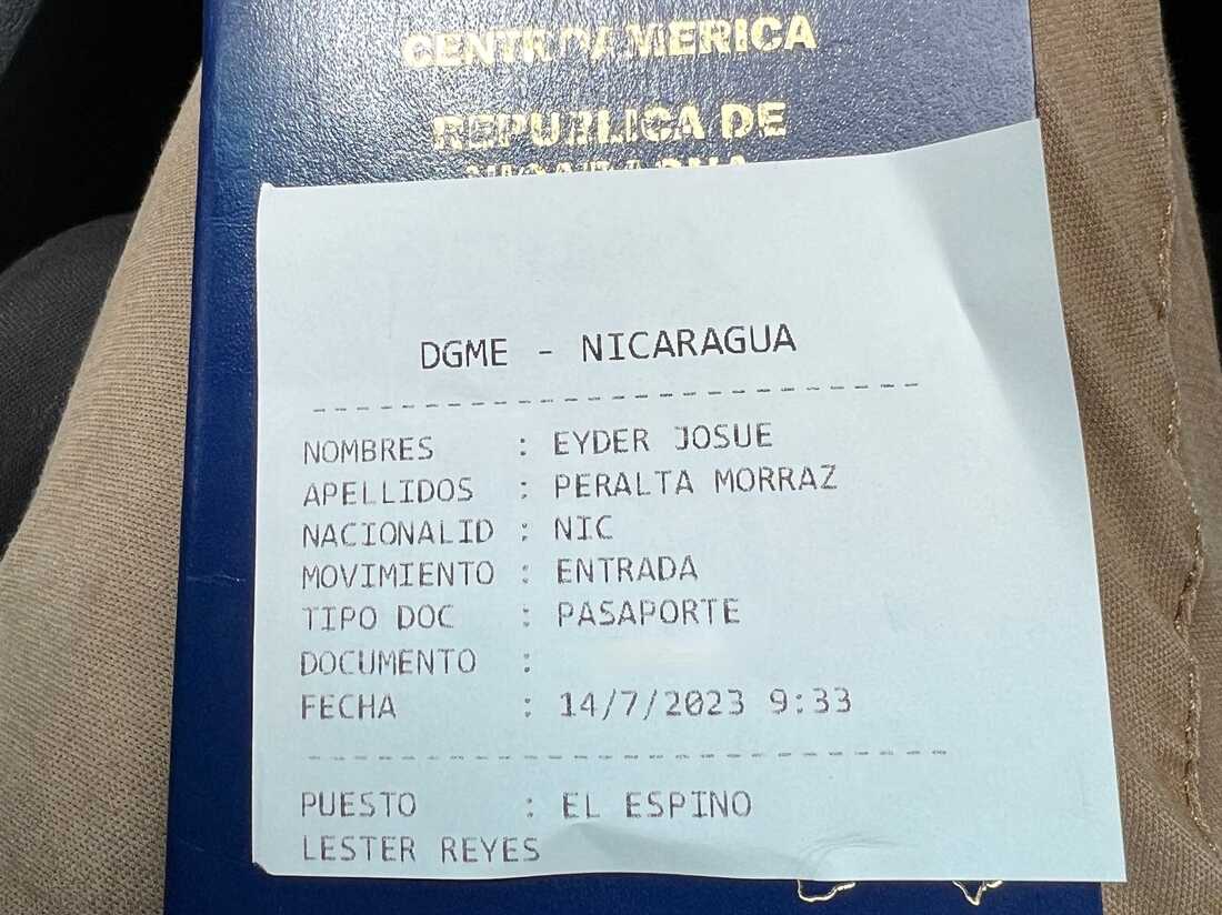 Nicaragua ha negado el acceso a muchos periodistas extranjeros durante años.  Eyder Peralta de NPR ingresó un pasaporte nicaragüense a través de un puesto fronterizo rural.