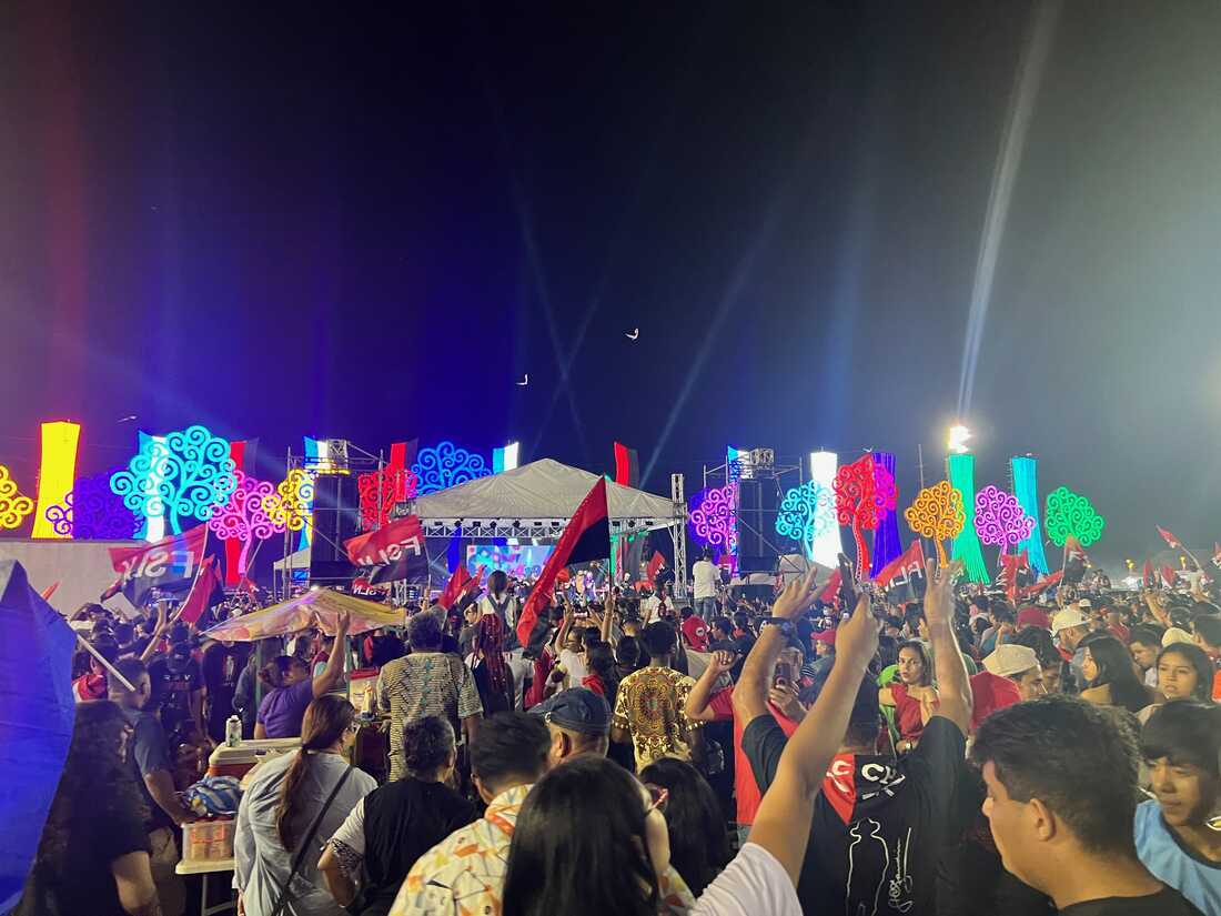 Miles de personas se reunieron para celebrar el 44 aniversario de la revolución sandinista.  Las encuestas muestran que sólo el 13 por ciento de los nicaragüenses se identifican como sandinistas.  Pero en el país la fiesta se siente constante.