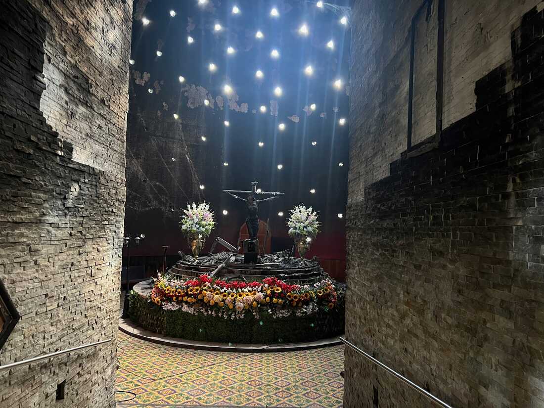 En Nicaragua, la Iglesia católica fue atacada.  En 2020, un hombre arrojó una bomba en una capilla de la Catedral Metropolitana.  La iglesia dejó intactos los restos carbonizados como un recordatorio silencioso de la represión.