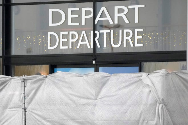 en 2023 sábado, 23 de diciembre de 2023 23 de diciembre En Vatry, al este de Francia, coloque una lona para impedir que la gente vea el aeropuerto de Vatry. Unos 300 ciudadanos indios con destino a Centroamérica fueron detenidos en un aeropuerto francés por tercer día el sábado como parte de una investigación sobre sospecha de trata de personas, dijeron las autoridades.