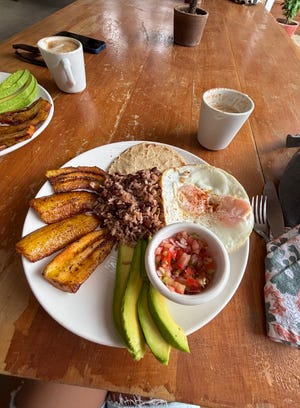 El desayuno nicaragüense del Ding Repair Cafe incluía plátanos, pico de gallo y aguacate.