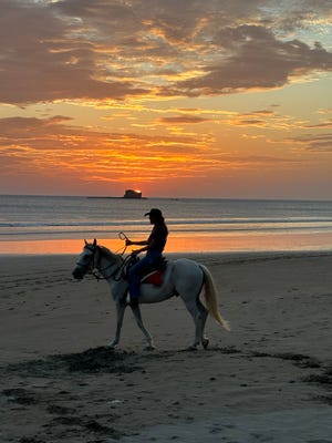 ¿Alguna vez has galopado a caballo al atardecer en una playa vacía? En Nicaragua puedes.
