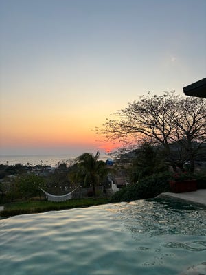 La piscina infinita es el mejor mirador para contemplar la puesta de sol.