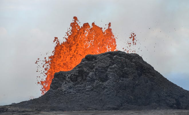 La lava se dispara al aire desde una fisura en el suelo en la subdivisión de Leilani Estates. El volcán Kilauea entró en erupción el 3 de mayo de 2018, destruyendo decenas de viviendas y obligando a la evacuación de 2.000 personas.