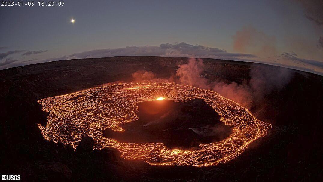 El cráter de la cumbre del Kilauea de Hawaii comenzó a hacer erupción el jueves, dijo el Servicio Geológico de Estados Unidos, menos de un mes después de que el volcán y su vecino más grande, Mauna Loa, dejaran de arrojar lava.