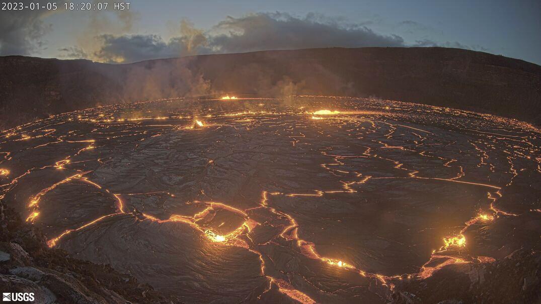 Esta imagen de cámara web del Servicio Geológico de EE. UU. muestra el volcán Kilauea de Hawái en 2023.  Jueves 5 de enero.