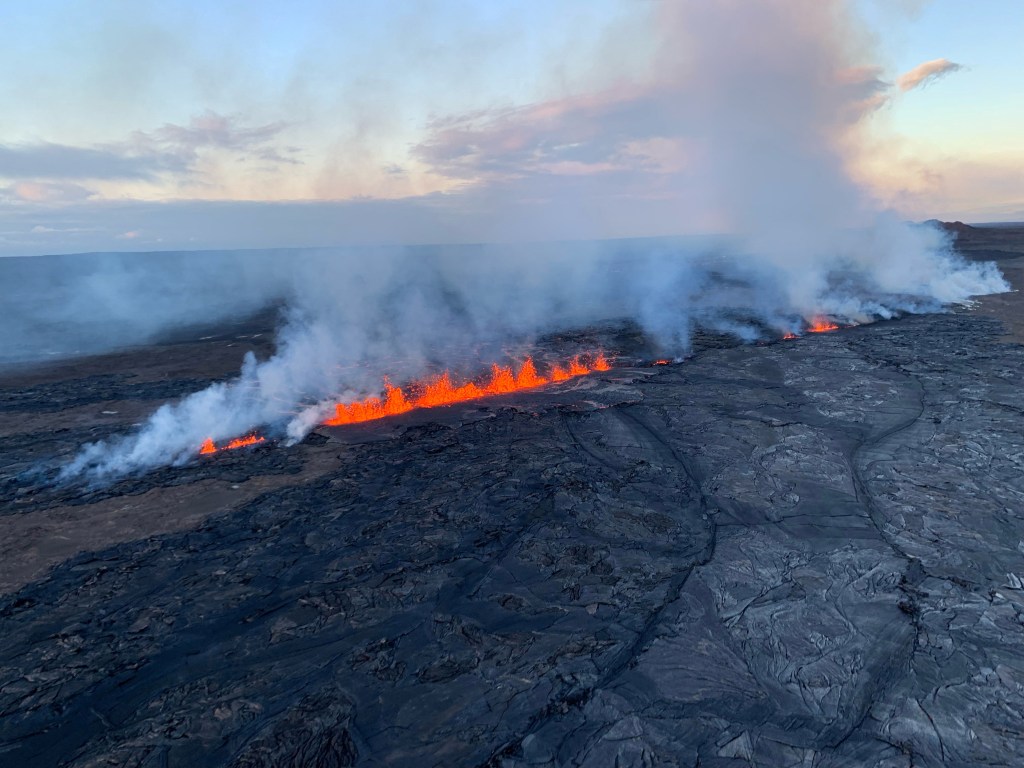 Vista de lava del volcán Kilauea en erupción en la zona suroeste del Rift, Hawái, EE. UU., 2024.  3 de junio