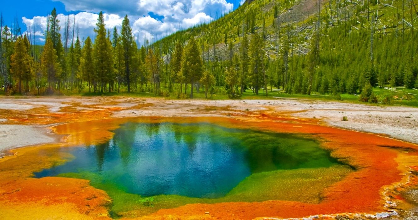 Piscina de géiser azul verde profundo en el Parque Nacional Yellowstone, EE.UU.