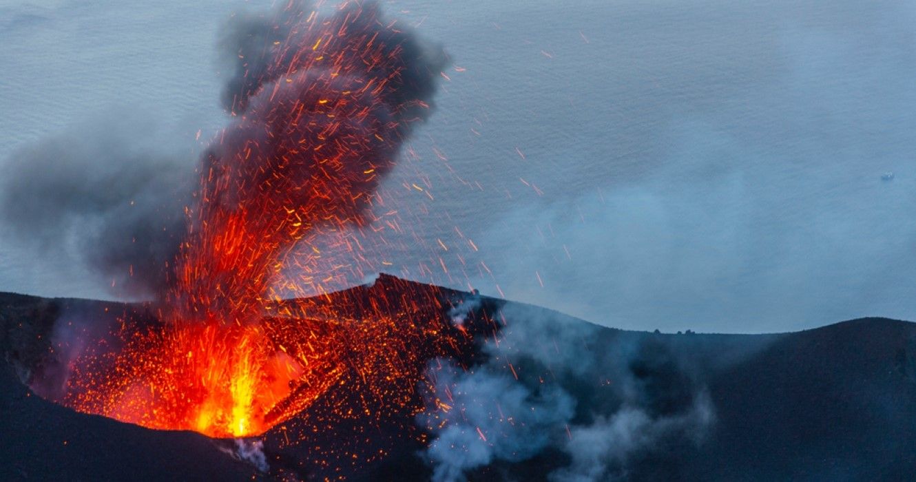 Erupción del volcán Stromboli en el mar Tirreno, cerca de Sicilia, Italia