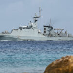 Las Islas Caimán reciben ayuda del HMS Trent mientras el huracán Beryl causa estragos