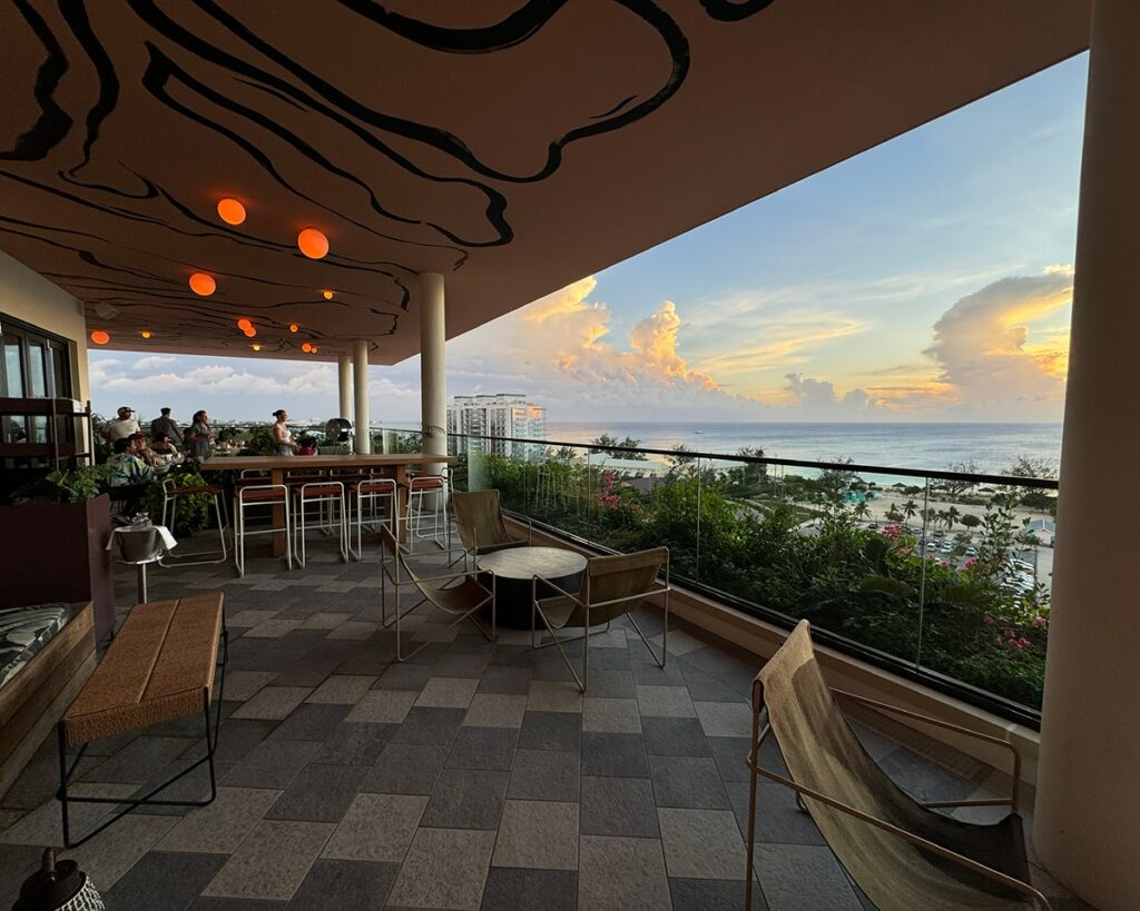 El nuevo y elegante Hotel Indigo en las Islas Caimán, el primero en el Caribe