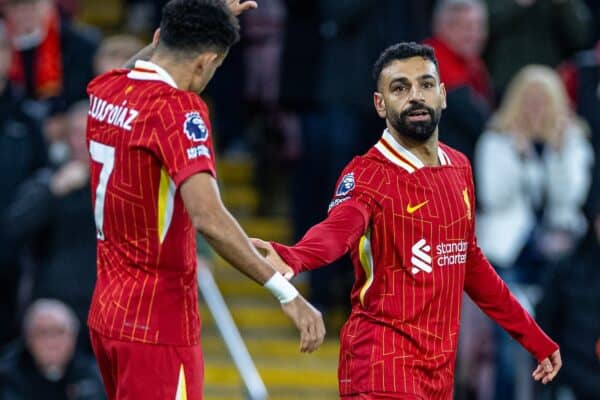 LIVERPOOL, INGLATERRA - domingo, 2024 01 de diciembre: Mohamed Salah (R) del Liverpool celebra el primer gol con su compañero Luis Díaz durante el partido de la FA Premier League entre el Liverpool FC y el Manchester City FC en Anfield. (Foto de David Rawcliffe/Propaganda)