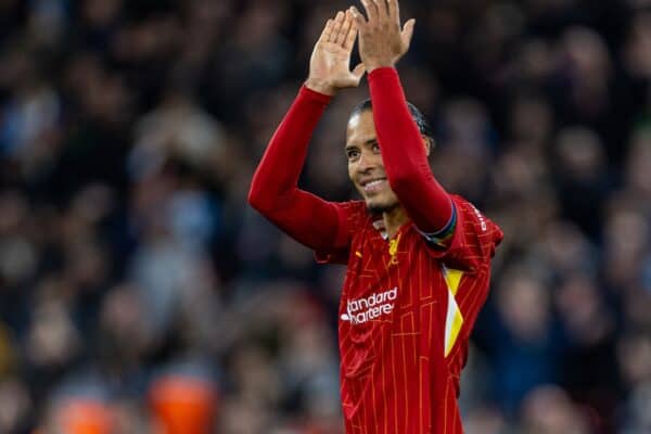 LIVERPOOL, INGLATERRA - domingo, 2024 1 de diciembre: el capitán del Liverpool, Virgil van Dijk, aplaude a los aficionados después del partido de la FA Premier League entre el Liverpool FC y el Manchester City FC en Anfield. El Liverpool ganó 2-0. (Foto de David Rawcliffe/Propaganda)