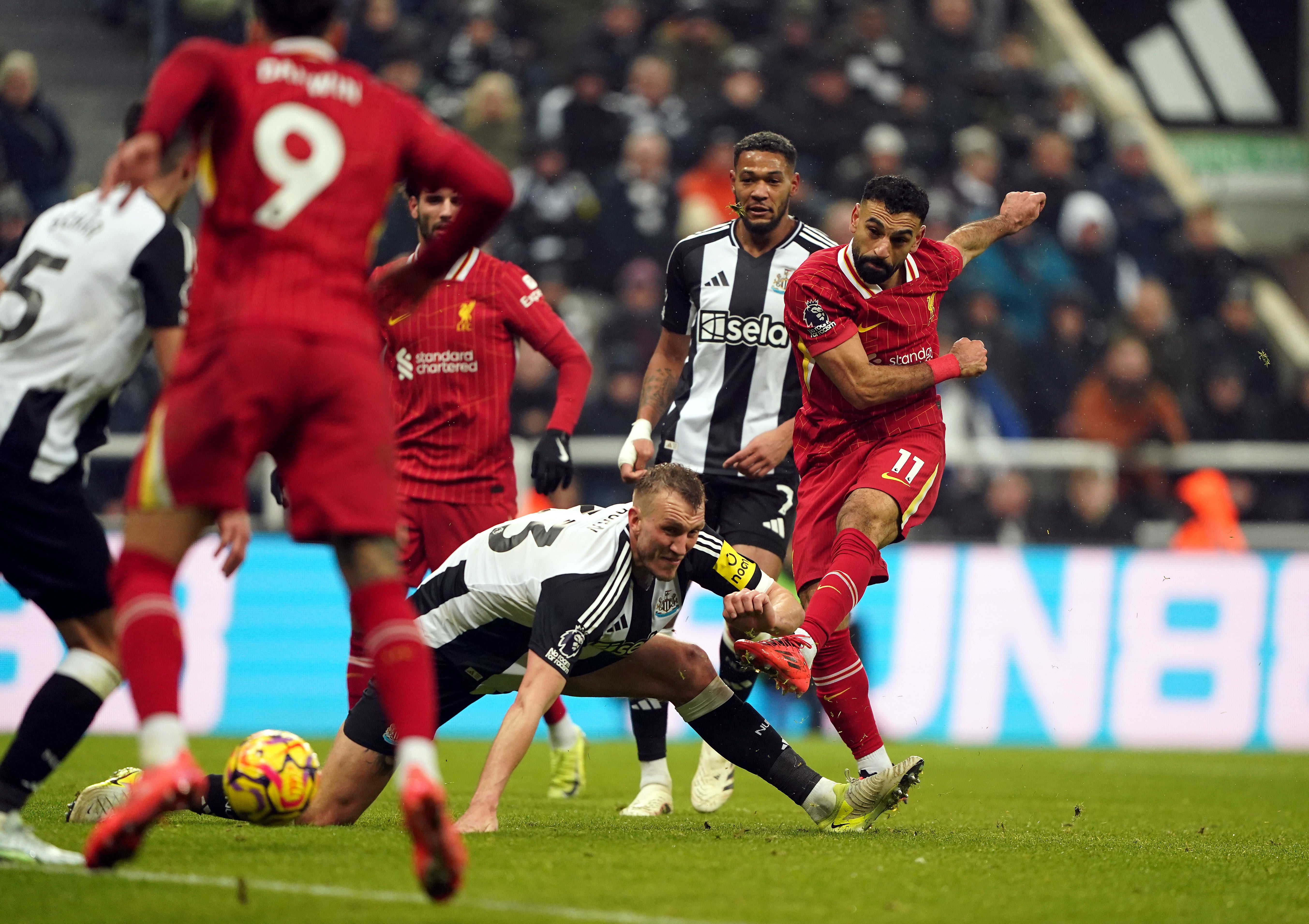 Mohamed Salah pensó que había marcado el gol de la victoria ante la tardía respuesta del Newcastle