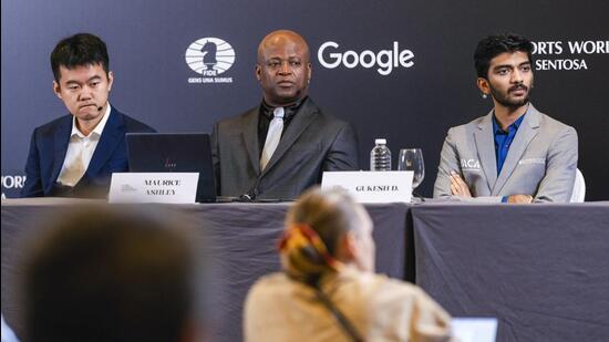 D Gukesh (R) de la India y Ding Liren (L) de China y el gran maestro de ajedrez estadounidense Maurice Ashley durante una conferencia de prensa. (PTI)