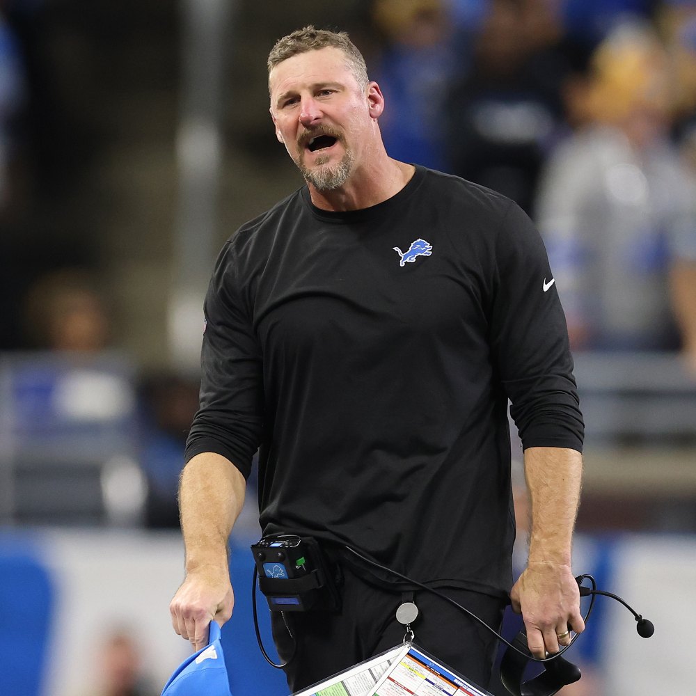 El entrenador de los Lions, Dan Campbell, critica a un jugador por vomitar durante una charla de ánimo después del partido.