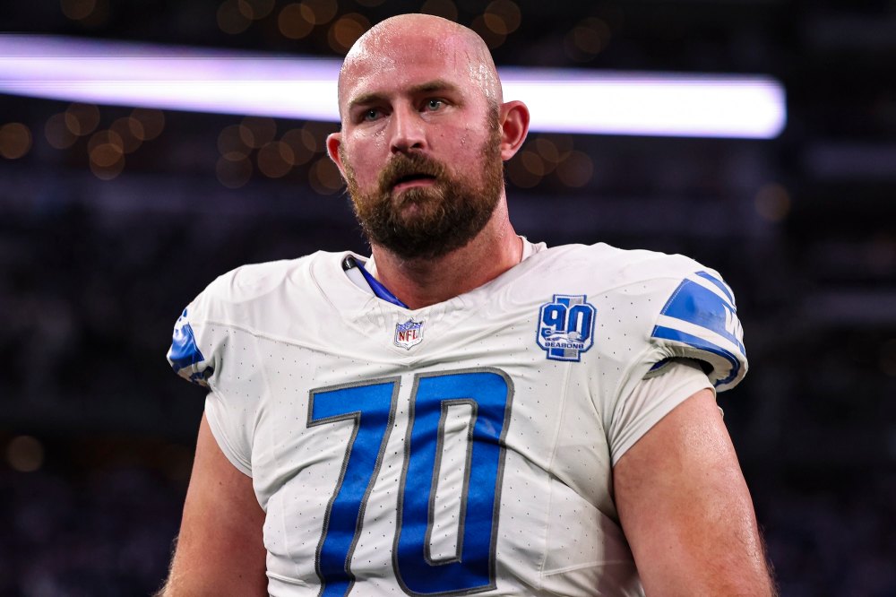 El entrenador de los Lions, Dan Campbell, critica a un jugador por vomitar durante una charla de ánimo después del partido.