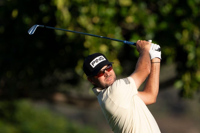 Corey Conners se encuentra en el hoyo 11 durante la segunda ronda del torneo de golf Sony Open en Waialae Country Club.