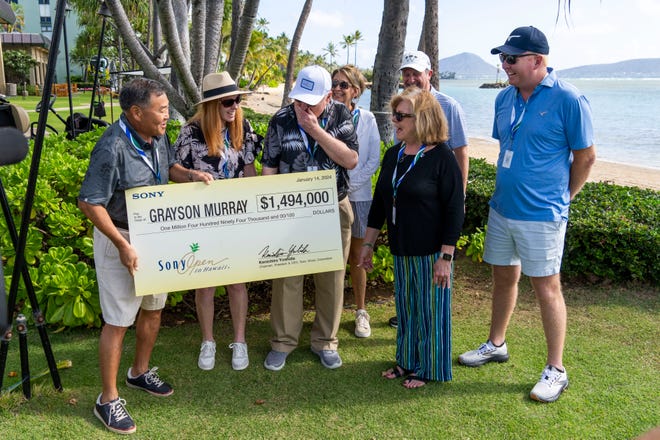 Raymond Noh, miembro de Waialae Country Club, durante el tercer 2025 Sony Open Tour ofrece 2024 Cheque del ganador del Sony Open Hawaii para la familia de Grayson Murray, incluidos su padre Eric y su madre Terry.