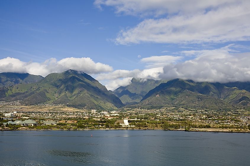 Una vista panorámica de la bahía de Kahului en Hawaii.