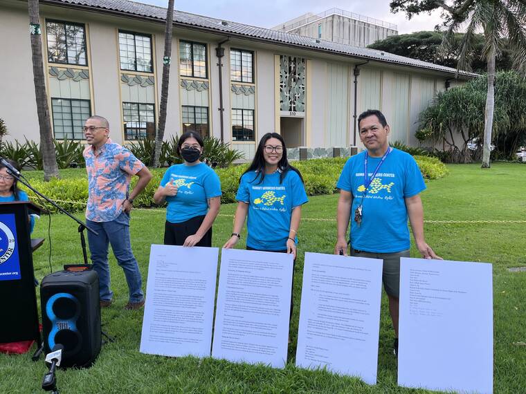 ATAQUES AL CENTRO DE TRABAJADORES DE HAWAII Miembros de la comunidad y la organización sin fines de lucro Hawaii Workers' Center entregaron una carta a Queen's esta mañana instando al hospital a negociar de manera justa y evitar una huelga de enfermeras la próxima semana.
