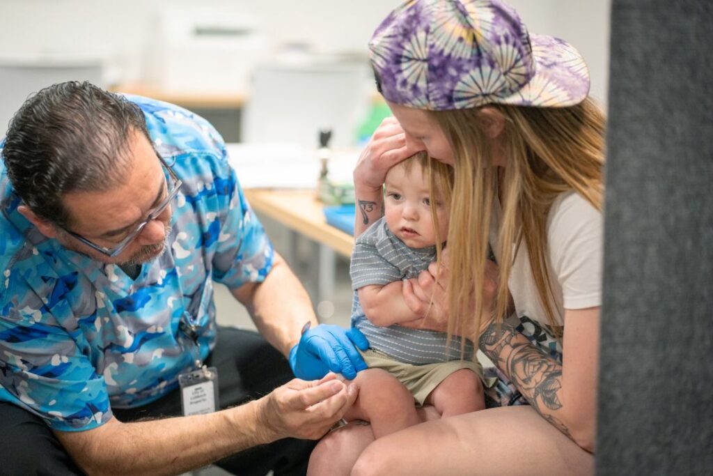 Gobernador hawaiano: indicador urgente para proteger a los niños estadounidenses del sarampión