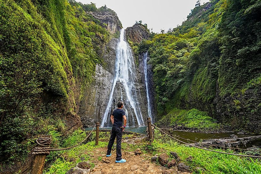 Manawaiopuna Falls, también conocidas como Jurassic Falls en el valle de Hanapepe, Kauai, en el centro de la isla, en Hawai.