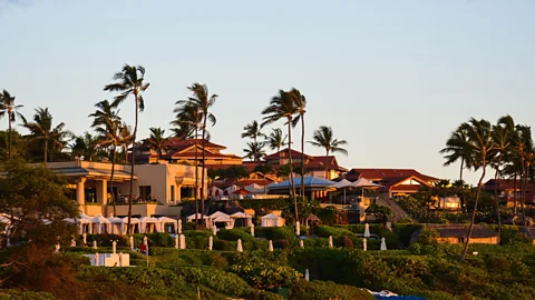 The Four Seasons Resort Maui en Wailea, donde se filmó la primera temporada de loto blanco, es parte del programa Mālama (Crédito: Alamy)