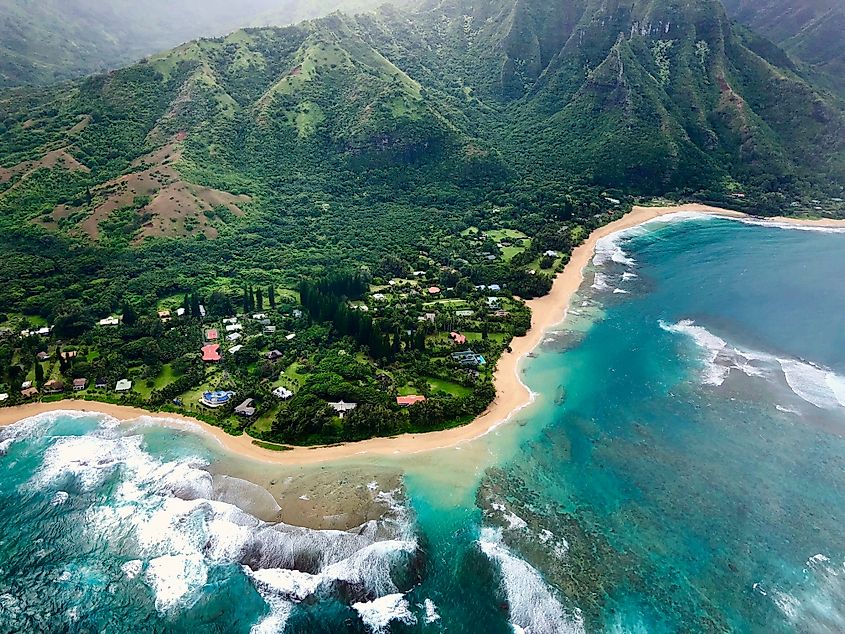 Vista de Achiner de la costa a lo largo de Hanapepe en Hawai.