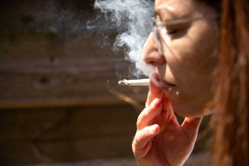 Francia prohíbe fumar en parques y playas: NPR