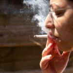 Francia prohíbe fumar en parques y playas: NPR
