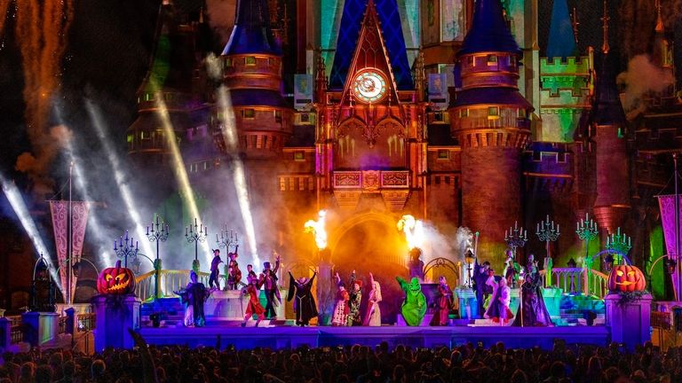 Durante Mickey, las hermanas Sanderson, que no son una fiesta de Halloween tan terrible, recolectan sus travesuras para los villanos Hocus Pocus.