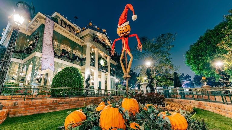 La superposición de vacaciones de la mansión embrujada de Halloween durante la temporada de vacaciones.