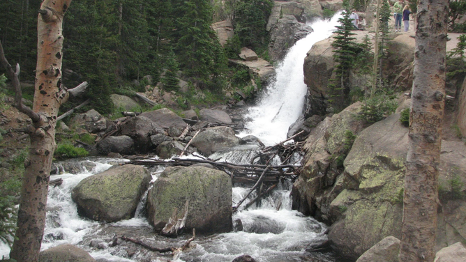 La belleza natural de Alberta cae en el Parque Nacional Rocky Mountain de Colorado, y probablemente te dejará miedo. 