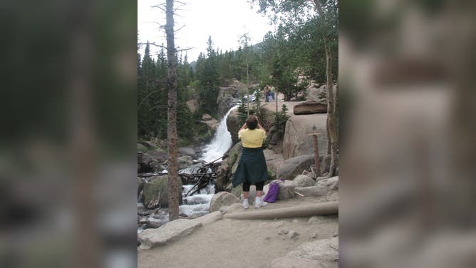 Glacier Creek rockea en Alberta Falls, un destino de viaje de viajeros popular, Parque Nacional Rocky Mountain en Colorado.