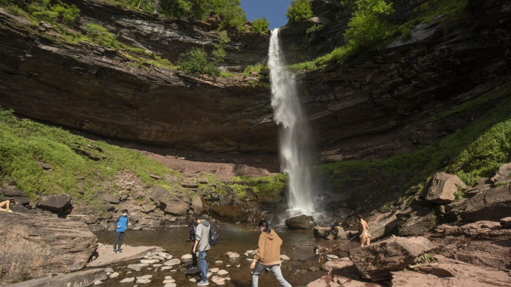 70 m. El excursionista cae en la muerte de la repisa en Nueva York Catskills