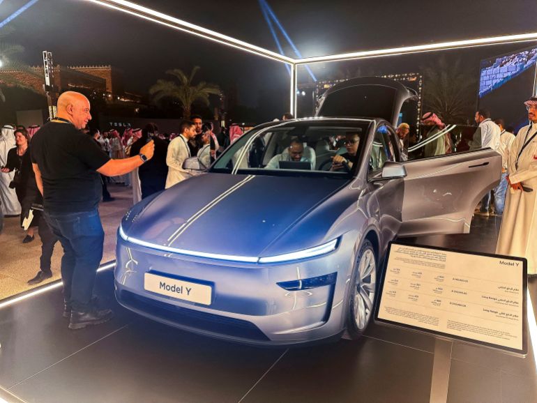 Foto del archivo: El invitado fotografía la modelo Tesla que se muestra a través de la primera sala de exposición de Tesla en Riad, Arabia Saudita, en la ceremonia de inauguración. 2025 10 de abril Reuters/Mohammed Benmansour/Foto de archivo