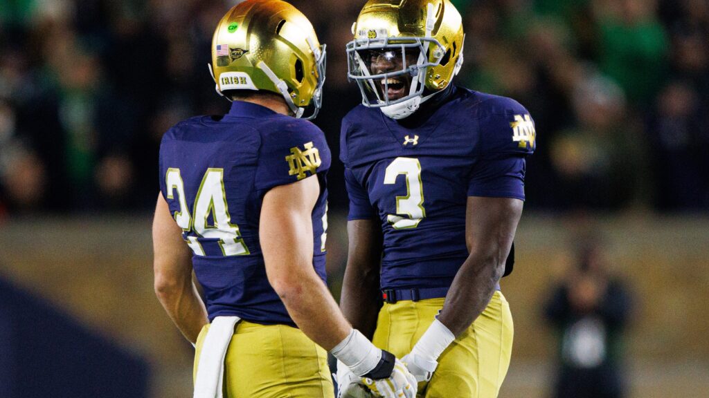 Viendo a Eli Raridon y Notre Dame Football Position Group