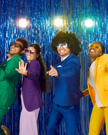 Cuatro personas con azul púrpura verde y amarillo en danza