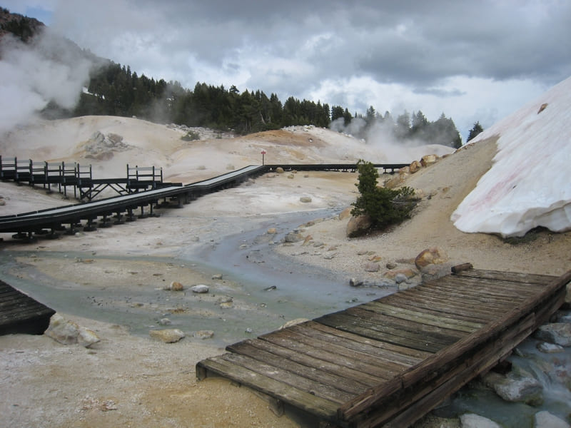 Los puentes de madera se sentaron en ubicaciones geotérmicas Bumpass Hell, ca.