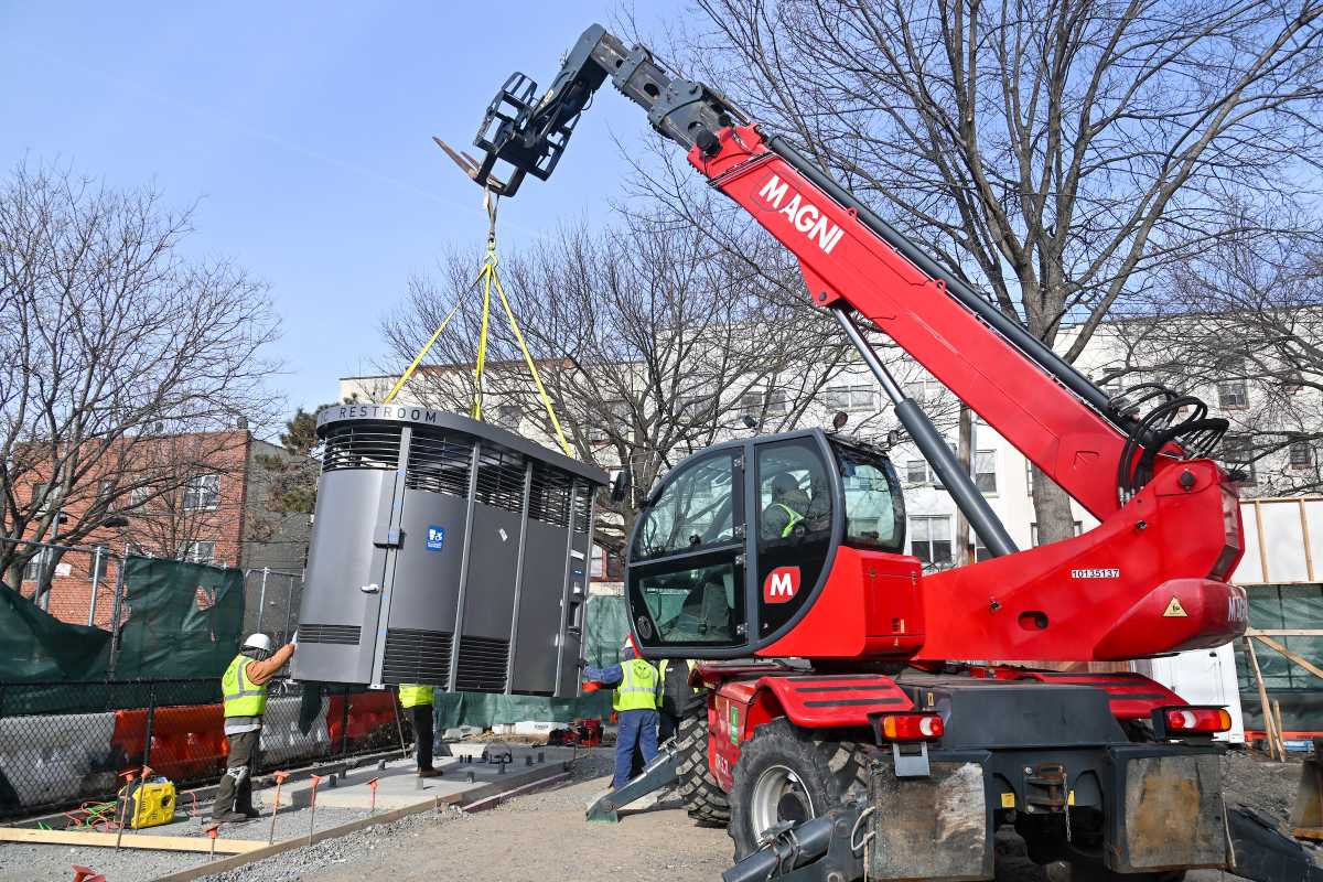 El inodoro modular de Portland Loo se entrega al hoyyt Playground en Queens. Uno de cada cinco instalado en toda la ciudad como un programa de prueba para expandir el acceso de baño público al baño.