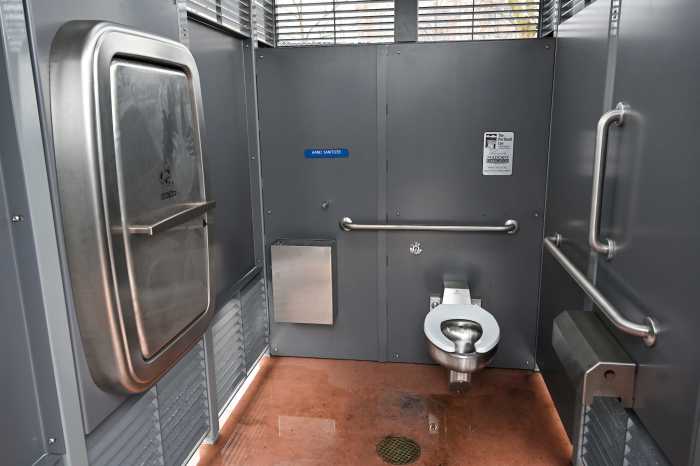 Irving Square Inodoro en Brooklyn. Hay un baño, un desinfectante manual, una estación de reemplazo de bebé y llantas para ventilación y seguridad.