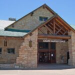 Grand Canyon Lodge: el Servicio de Parques Nacionales defiende el incendio estabilizado por los rayos, que ha destruido la cabaña histórica