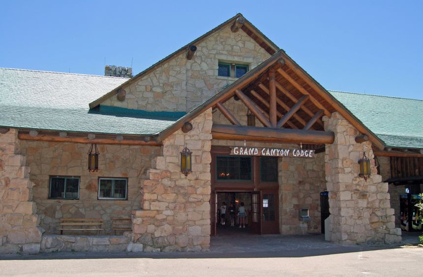 Grand Canyon Lodge: el Servicio de Parques Nacionales defiende el incendio estabilizado por los rayos, que ha destruido la cabaña histórica