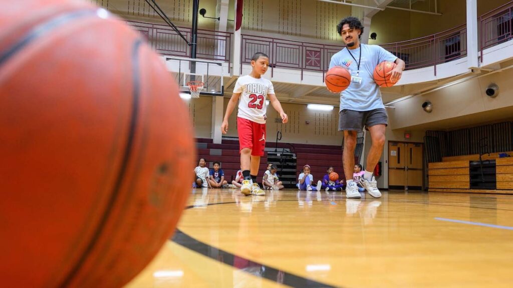El programa deportivo promueve la salud y la salud, ofrece lecciones de vida en Robinson Center Youth | Noticias de Notre Dame