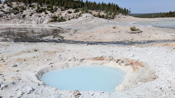 La foto representa una nueva piscina térmica en el área de la cuenca de porcelana, ubicada en la cuenca de Norris Geyser, en el Parque Nacional Yellowstone, que probablemente se formó a través de muchos eventos explosivos desde 2024. Diciembre a fines de 2025 a principios de febrero. La piscina tiene aproximadamente 4 metros de diámetro.