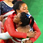 El campeón olímpico Gabby Douglas es impresionante en una rotación de la cabeza en la cancha de tenis