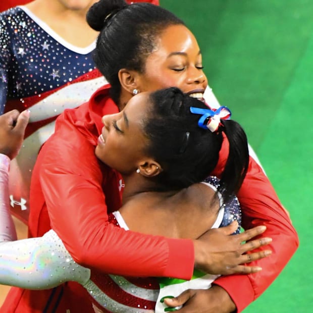 El campeón olímpico Gabby Douglas es impresionante en una rotación de la cabeza en la cancha de tenis