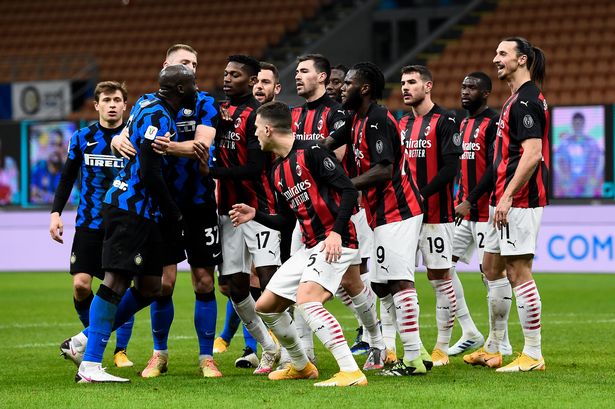 Milán, Italia - 2021/01/26: Zlatan Ibrahimovich (R) de AC Milan argumenta con Romel Lukak (2 de L) de FC Internalionale durante los partidos de fútbol de Coppa Italia entre FC Internatasale y AC Milan. FC Internazionale ganó 2-1 a través de AC Milan. (Foto de Nicolò Campo/LightTrocket a través de Getty Images)